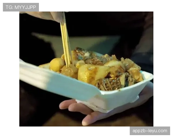 张博恒戴着能买房的表，蹲路边吃外卖，这画面我消化不了